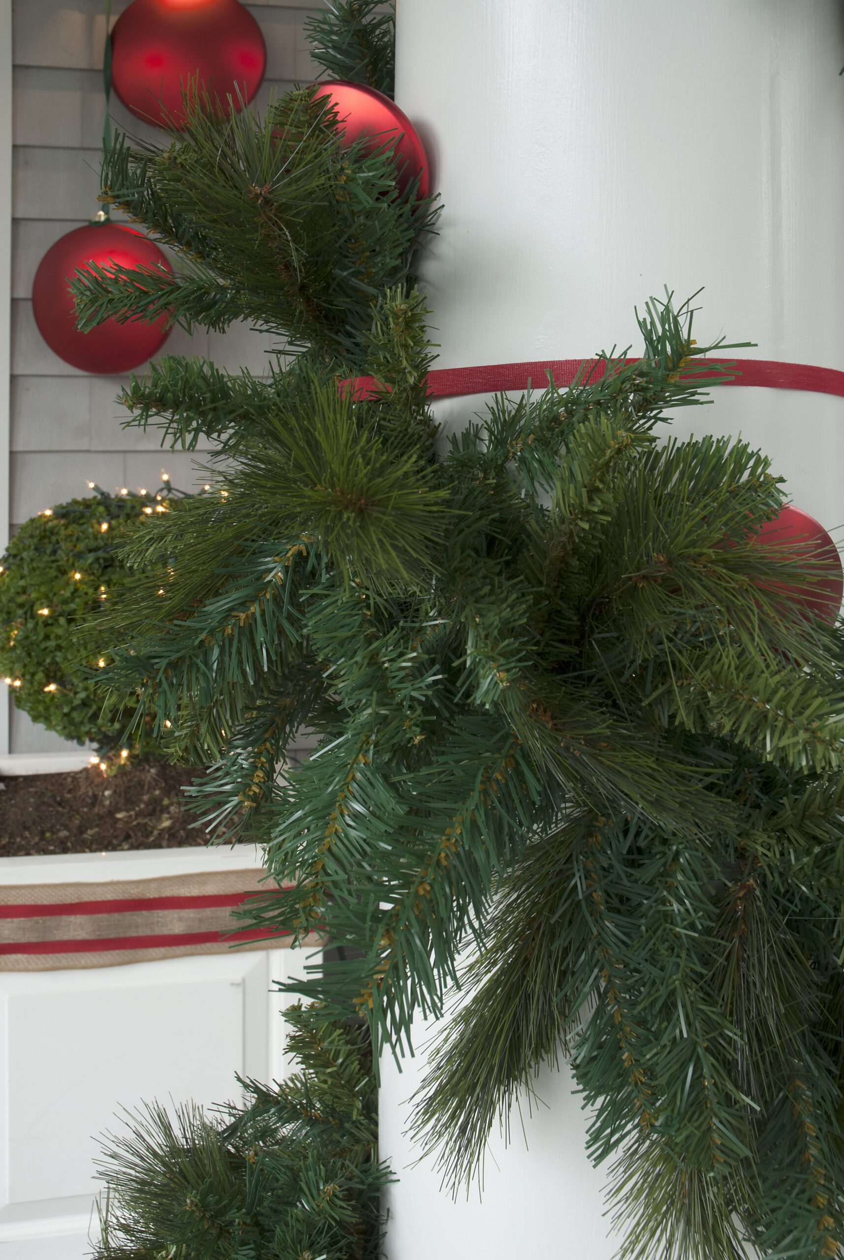 VELCRO<sup>®</sup> Brand Holiday Garland Ties for Hanging Garlands, Lights or Wreath