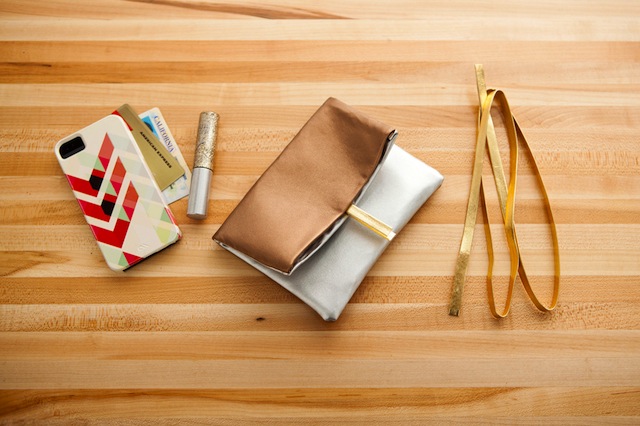 Outline_Clutch_Brit_Co_VELCRO®
